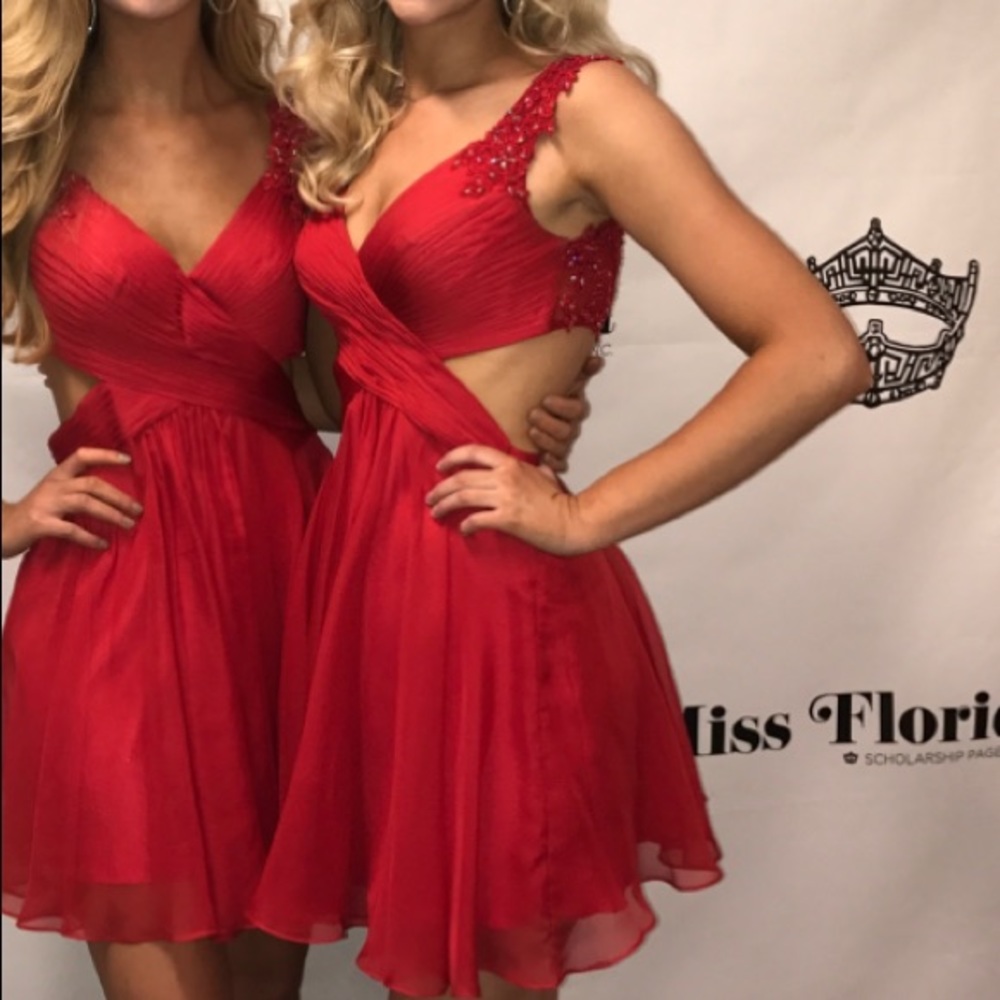 Beautiful La Femme cocktail dress. Red. Size 4.
